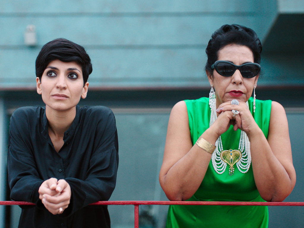 Traumsequenz: Mitra (Neda Rahmanian) steht mit Oum Kulthum (Najia Skalli) am Geländer und schaut auf das Meer ©RazorFilm